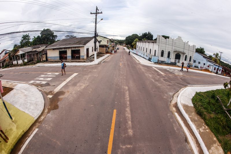 Pela primeira vez na histÃ³ria da cidade de Aveiro, oeste paraense, 5km de asfalto foram entregues pelo governo do Estado. O ato ocorreu nesta segunda-feira (17), sete meses e 12 dias antes do prazo de vigÃªncia do contrato da obra encerrar. Durante o evento, o governador Helder tambÃ©m entregou 807 cestas com alimentos e assinou o Protocolo de IntenÃ§Ã£o de construÃ§Ã£o de um trapiche em BrasÃ­lia Legal, distrito de Aveiro. <div class='credito_fotos'>Foto: Marco Santos / Ag. Pará   |   <a href='/midias/2021/originais/8636_b0f65609-88dd-f5af-3eb2-d036c38e9555.jpg' download><i class='fa-solid fa-download'></i> Download</a></div>