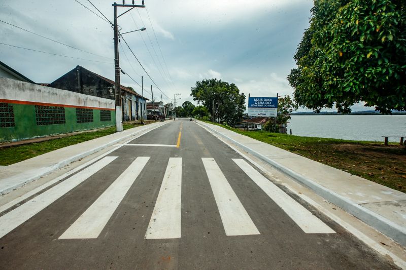 Pela primeira vez na histÃ³ria da cidade de Aveiro, oeste paraense, 5km de asfalto foram entregues pelo governo do Estado. O ato ocorreu nesta segunda-feira (17), sete meses e 12 dias antes do prazo de vigÃªncia do contrato da obra encerrar. Durante o evento, o governador Helder tambÃ©m entregou 807 cestas com alimentos e assinou o Protocolo de IntenÃ§Ã£o de construÃ§Ã£o de um trapiche em BrasÃ­lia Legal, distrito de Aveiro. <div class='credito_fotos'>Foto: Marco Santos / Ag. Pará   |   <a href='/midias/2021/originais/8636_b8d8ec7f-45f7-365e-3c5c-2e18bc8caa75.jpg' download><i class='fa-solid fa-download'></i> Download</a></div>