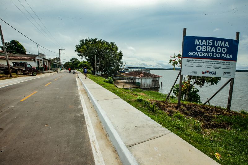 Pela primeira vez na histÃ³ria da cidade de Aveiro, oeste paraense, 5km de asfalto foram entregues pelo governo do Estado. O ato ocorreu nesta segunda-feira (17), sete meses e 12 dias antes do prazo de vigÃªncia do contrato da obra encerrar. Durante o evento, o governador Helder tambÃ©m entregou 807 cestas com alimentos e assinou o Protocolo de IntenÃ§Ã£o de construÃ§Ã£o de um trapiche em BrasÃ­lia Legal, distrito de Aveiro. <div class='credito_fotos'>Foto: Marco Santos / Ag. Pará   |   <a href='/midias/2021/originais/8636_baddbf72-6ccc-a6ec-8146-2921afc45d00.jpg' download><i class='fa-solid fa-download'></i> Download</a></div>