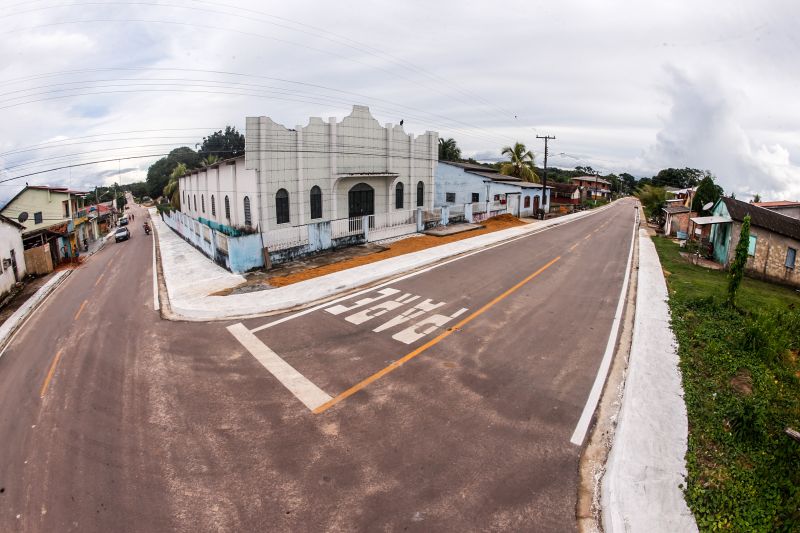 Pela primeira vez na histÃ³ria da cidade de Aveiro, oeste paraense, 5km de asfalto foram entregues pelo governo do Estado. O ato ocorreu nesta segunda-feira (17), sete meses e 12 dias antes do prazo de vigÃªncia do contrato da obra encerrar. Durante o evento, o governador Helder tambÃ©m entregou 807 cestas com alimentos e assinou o Protocolo de IntenÃ§Ã£o de construÃ§Ã£o de um trapiche em BrasÃ­lia Legal, distrito de Aveiro. <div class='credito_fotos'>Foto: Marco Santos / Ag. Pará   |   <a href='/midias/2021/originais/8636_eda0a3f5-5cff-381d-4362-1041611b2dcb.jpg' download><i class='fa-solid fa-download'></i> Download</a></div>