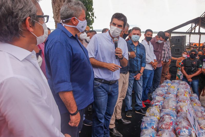 Pela primeira vez na histÃ³ria da cidade de Aveiro, oeste paraense, 5km de asfalto foram entregues pelo governo do Estado. O ato ocorreu nesta segunda-feira (17), sete meses e 12 dias antes do prazo de vigÃªncia do contrato da obra encerrar. Durante o evento, o governador Helder tambÃ©m entregou 807 cestas com alimentos e assinou o Protocolo de IntenÃ§Ã£o de construÃ§Ã£o de um trapiche em BrasÃ­lia Legal, distrito de Aveiro. <div class='credito_fotos'>Foto: Marco Santos / Ag. Pará   |   <a href='/midias/2021/originais/8636_f4efe3f5-5fbd-cf40-0caf-8837a2b6e949.jpg' download><i class='fa-solid fa-download'></i> Download</a></div>