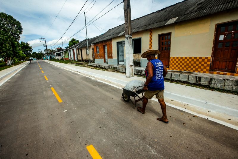 Pela primeira vez na histÃ³ria da cidade de Aveiro, oeste paraense, 5km de asfalto foram entregues pelo governo do Estado. O ato ocorreu nesta segunda-feira (17), sete meses e 12 dias antes do prazo de vigÃªncia do contrato da obra encerrar. Durante o evento, o governador Helder tambÃ©m entregou 807 cestas com alimentos e assinou o Protocolo de IntenÃ§Ã£o de construÃ§Ã£o de um trapiche em BrasÃ­lia Legal, distrito de Aveiro. <div class='credito_fotos'>Foto: Marco Santos / Ag. Pará   |   <a href='/midias/2021/originais/8636_f5f2e0c1-5265-cde0-480d-b59065691e54.jpg' download><i class='fa-solid fa-download'></i> Download</a></div>