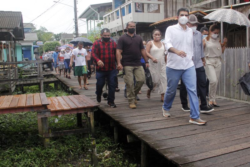 A charmosa cidade de AfuÃ¡, no arquipÃ©lago do MarajÃ³, vai ganhar um terminal hidroviÃ¡rio reconstruÃ­do pelo Governo do ParÃ¡, por meio da Companhia de Portos e Hidrovias do ParÃ¡ (CPH), alÃ©m de novas passarelas de concreto por meio da Secretaria de Estado de Transportes (Setran). Durante agenda no municÃ­pio, nesta terÃ§a-feira (18), o governador do Estado, Helder Barbalho, autorizou abertura de licitaÃ§Ã£o para CPH e assinou o convÃªnio pela Setran. Participaram da agenda na Escola Estadual <div class='credito_fotos'>Foto: Marcelo Seabra / Ag. Pará   |   <a href='/midias/2021/originais/8638_6a7464d4-cc38-6eaf-fc13-97c80d10c70e.jpg' download><i class='fa-solid fa-download'></i> Download</a></div>