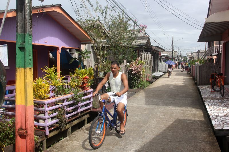 A charmosa cidade de AfuÃ¡, no arquipÃ©lago do MarajÃ³, vai ganhar um terminal hidroviÃ¡rio reconstruÃ­do pelo Governo do ParÃ¡, por meio da Companhia de Portos e Hidrovias do ParÃ¡ (CPH), alÃ©m de novas passarelas de concreto por meio da Secretaria de Estado de Transportes (Setran). Durante agenda no municÃ­pio, nesta terÃ§a-feira (18), o governador do Estado, Helder Barbalho, autorizou abertura de licitaÃ§Ã£o para CPH e assinou o convÃªnio pela Setran. Participaram da agenda na Escola Estadual <div class='credito_fotos'>Foto: Marcelo Seabra / Ag. Pará   |   <a href='/midias/2021/originais/8638_6db8f4fe-7224-4e0f-af2a-85470b1bf9cd.jpg' download><i class='fa-solid fa-download'></i> Download</a></div>