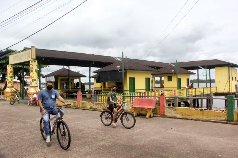 A charmosa cidade de AfuÃ¡, no arquipÃ©lago do MarajÃ³, vai ganhar um terminal hidroviÃ¡rio reconstruÃ­do pelo Governo do ParÃ¡, por meio da Companhia de Portos e Hidrovias do ParÃ¡ (CPH), alÃ©m de novas passarelas de concreto por meio da Secretaria de Estado de Transportes (Setran). Durante agenda no municÃ­pio, nesta terÃ§a-feira (18), o governador do Estado, Helder Barbalho, autorizou abertura de licitaÃ§Ã£o para CPH e assinou o convÃªnio pela Setran. Participaram da agenda na Escola Estadual <div class='credito_fotos'>Foto: Marcelo Seabra / Ag. Pará   |   <a href='/midias/2021/originais/8638_c493dffe-6793-4006-35cc-1711f64123b4.jpg' download><i class='fa-solid fa-download'></i> Download</a></div>