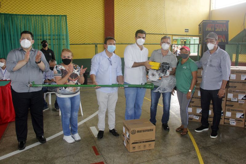 Para fortalecer as atividades pesqueira e agrÃ­cola no municÃ­pio de AfuÃ¡, no arquipÃ©lago do MarajÃ³, o Governo do ParÃ¡ repassou 710 motores de rabetas, aparelhos de ar condicionado e ventiladores para prefeitura do municÃ­pio. Os equipamentos, adquiridos por meio de emenda parlamentar, foram entregues no GinÃ¡sio Poliesportivo de AfuÃ¡ pelo governador do Estado, Helder Barbalho, que cumpriu agenda do municÃ­pio nesta terÃ§a-feira (18). <div class='credito_fotos'>Foto: Marcelo Seabra / Ag. Pará   |   <a href='/midias/2021/originais/8639_8ff43966-b36f-9820-f661-681148d1dda6.jpg' download><i class='fa-solid fa-download'></i> Download</a></div>