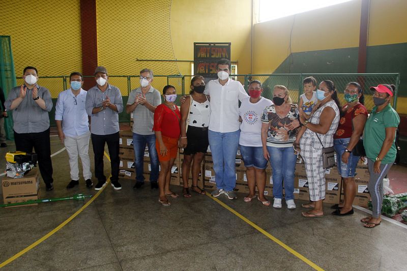 Para fortalecer as atividades pesqueira e agrÃ­cola no municÃ­pio de AfuÃ¡, no arquipÃ©lago do MarajÃ³, o Governo do ParÃ¡ repassou 710 motores de rabetas, aparelhos de ar condicionado e ventiladores para prefeitura do municÃ­pio. Os equipamentos, adquiridos por meio de emenda parlamentar, foram entregues no GinÃ¡sio Poliesportivo de AfuÃ¡ pelo governador do Estado, Helder Barbalho, que cumpriu agenda do municÃ­pio nesta terÃ§a-feira (18). <div class='credito_fotos'>Foto: Marcelo Seabra / Ag. Pará   |   <a href='/midias/2021/originais/8639_9f68d84a-d712-049f-de63-8d97b4fd241a.jpg' download><i class='fa-solid fa-download'></i> Download</a></div>