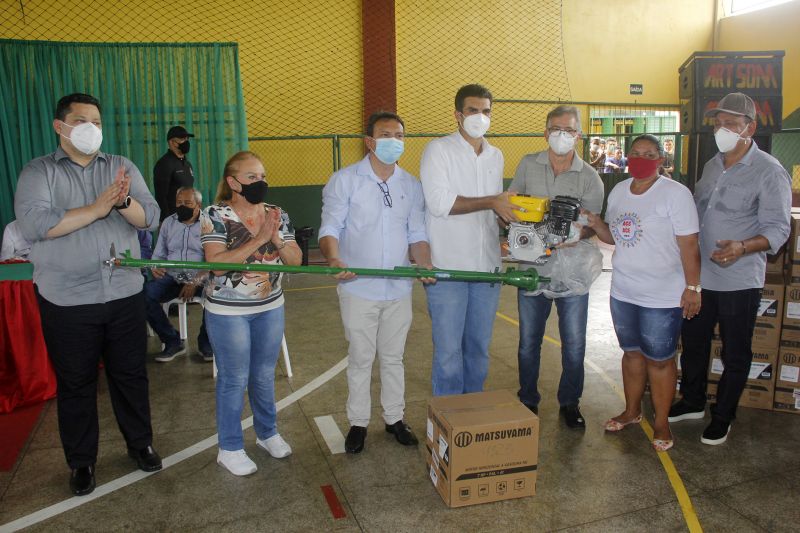 Para fortalecer as atividades pesqueira e agrÃ­cola no municÃ­pio de AfuÃ¡, no arquipÃ©lago do MarajÃ³, o Governo do ParÃ¡ repassou 710 motores de rabetas, aparelhos de ar condicionado e ventiladores para prefeitura do municÃ­pio. Os equipamentos, adquiridos por meio de emenda parlamentar, foram entregues no GinÃ¡sio Poliesportivo de AfuÃ¡ pelo governador do Estado, Helder Barbalho, que cumpriu agenda do municÃ­pio nesta terÃ§a-feira (18). <div class='credito_fotos'>Foto: Marcelo Seabra / Ag. Pará   |   <a href='/midias/2021/originais/8639_b9046f9b-78ba-365c-12dd-aa834fb78cda.jpg' download><i class='fa-solid fa-download'></i> Download</a></div>