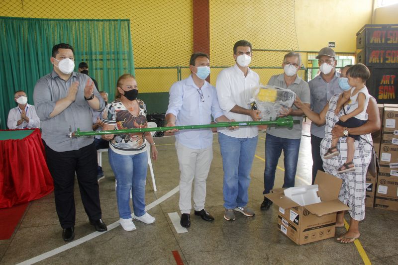 Para fortalecer as atividades pesqueira e agrÃ­cola no municÃ­pio de AfuÃ¡, no arquipÃ©lago do MarajÃ³, o Governo do ParÃ¡ repassou 710 motores de rabetas, aparelhos de ar condicionado e ventiladores para prefeitura do municÃ­pio. Os equipamentos, adquiridos por meio de emenda parlamentar, foram entregues no GinÃ¡sio Poliesportivo de AfuÃ¡ pelo governador do Estado, Helder Barbalho, que cumpriu agenda do municÃ­pio nesta terÃ§a-feira (18). <div class='credito_fotos'>Foto: Marcelo Seabra / Ag. Pará   |   <a href='/midias/2021/originais/8639_cb4a3281-5bc0-7612-cc83-095d4f011231.jpg' download><i class='fa-solid fa-download'></i> Download</a></div>