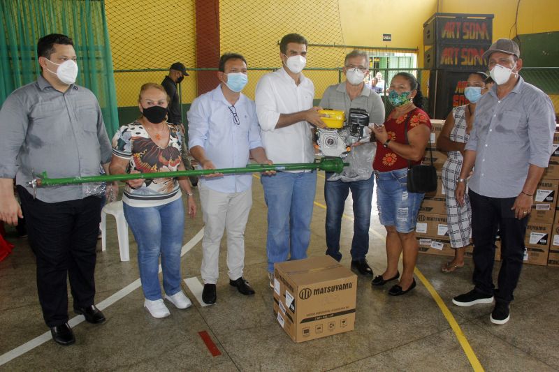 Para fortalecer as atividades pesqueira e agrÃ­cola no municÃ­pio de AfuÃ¡, no arquipÃ©lago do MarajÃ³, o Governo do ParÃ¡ repassou 710 motores de rabetas, aparelhos de ar condicionado e ventiladores para prefeitura do municÃ­pio. Os equipamentos, adquiridos por meio de emenda parlamentar, foram entregues no GinÃ¡sio Poliesportivo de AfuÃ¡ pelo governador do Estado, Helder Barbalho, que cumpriu agenda do municÃ­pio nesta terÃ§a-feira (18). <div class='credito_fotos'>Foto: Marcelo Seabra / Ag. Pará   |   <a href='/midias/2021/originais/8639_d516d180-9728-8d71-176e-c2e54303a3e2.jpg' download><i class='fa-solid fa-download'></i> Download</a></div>