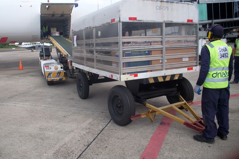 O ParÃ¡ recebeu, na tarde desta quarta-feira (19), mais uma remessa das vacinas contra a Covid-19. Essa Ã© a 24Âª enviada pelo MinistÃ©rio da SaÃºde desde janeiro. SÃ£o 22.230 doses da vacina Pfizer produzida em parceria com a empresa alemÃ£ BioNTech. Ao todo, o ParÃ¡ jÃ¡ recebeu 2.896.750 doses, sendo 1.239.440 da CoronaVac, 1.583.600 da Oxford/AstraZeneca e 73.710 da Pfizer. <div class='credito_fotos'>Foto: Pedro Guerreiro / Ag. Pará   |   <a href='/midias/2021/originais/8640_72a6ecd0-95a0-ab5a-90c5-6cb63a6bf2ee.jpg' download><i class='fa-solid fa-download'></i> Download</a></div>