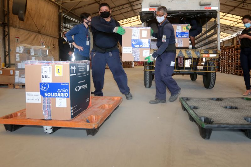 ParÃ¡ recebeu, na tarde desta quarta-feira (19), mais uma remessa das vacinas contra a Covid-19. Essa Ã© a 24Âª enviada pelo MinistÃ©rio da SaÃºde desde janeiro. SÃ£o 22.230 doses da vacina Pfizer produzida em parceria com a empresa alemÃ£ BioNTech. Ao todo, o ParÃ¡ jÃ¡ recebeu 2.896.750 doses, sendo 1.239.440 da CoronaVac, 1.583.600 da Oxford/AstraZeneca e 73.710 da Pfizer. <div class='credito_fotos'>Foto: Alex Ribeiro / Ag. Pará   |   <a href='/midias/2021/originais/8640_c52a757c-1044-1269-0954-82ef582234ec.jpg' download><i class='fa-solid fa-download'></i> Download</a></div>