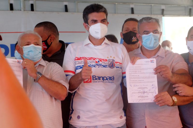 Em extensa agenda no municÃ­pio de BraganÃ§a, na regiÃ£o dos CaetÃ©s, o governador Helder Barbalho firmou convÃªnio com a prefeitura municipal para obras de conservaÃ§Ã£o da PA-450 no trecho entre os municÃ­pios de BraganÃ§a e Tracuateua, com extensÃ£o de 32 km e, ainda, para a substituiÃ§Ã£o de duas pontes de madeira por concreto. O governador tambÃ©m firmou convÃªnio para a reurbanizaÃ§Ã£o total da orla do Rio CaetÃ©s, na frente da cidade, e na praia de Ajuruteua. <div class='credito_fotos'>Foto: Pedro Guerreiro / Ag. Pará   |   <a href='/midias/2021/originais/8649_0f07b7c8-06c1-e7fd-c8bb-180fe8c7a619.jpg' download><i class='fa-solid fa-download'></i> Download</a></div>