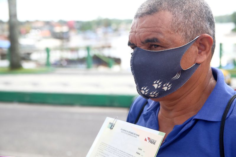 O governador do Estado contemplou 319 famÃ­lias carentes de BraganÃ§a com o "Sua Casa". O programa estadual que concede auxÃ­lio de atÃ© 21 mil reais para construÃ§Ã£o, reconstruÃ§Ã£o e ampliaÃ§Ã£o de casas foi entregue nesta sexta-feira, 21, na orla do municÃ­pio. Durante o evento tambÃ©m foram entregues 50 tÃ­tulos de terra para agricultores da regiÃ£o. <div class='credito_fotos'>Foto: Pedro Guerreiro / Ag. Pará   |   <a href='/midias/2021/originais/8650_3c52ad89-e484-bcf6-5024-efa14df722c2.jpg' download><i class='fa-solid fa-download'></i> Download</a></div>