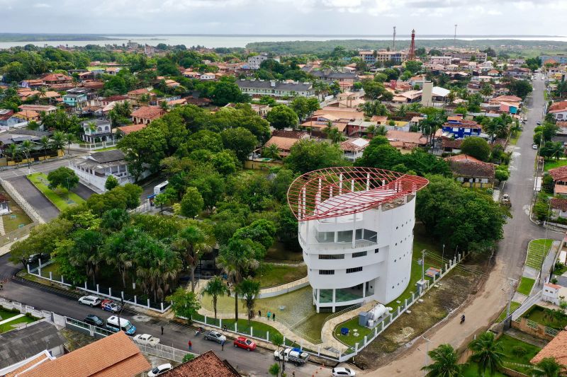 O Governo do ParÃ¡ inaugurou, na tarde desta sexta-feira (21), a Casa da Cultura Fonte do CaranÃ£ em SalinÃ³polis, no nordeste paraense. O lugar reÃºne ciÃªncia, cultura, histÃ³ria, lazer e turismo em um ponto jÃ¡ conhecido do municÃ­pio, o EspaÃ§o Fonte do CaranÃ£. A obra, que custou cerca de R$ 7 milhÃµes, foi totalmente financiada pelo Estado, por intermÃ©dio da Secretaria de CiÃªncia, Tecnologia e EducaÃ§Ã£o Superior, Profissional e TecnolÃ³gica (Sectet) e da FundaÃ§Ã£o AmazÃ´nia de Amparo a <div class='credito_fotos'>Foto: Roni Moreira / Ag.Pará   |   <a href='/midias/2021/originais/8651_cd760a5e-33f6-691f-fd07-a656ee61dd1c.jpg' download><i class='fa-solid fa-download'></i> Download</a></div>