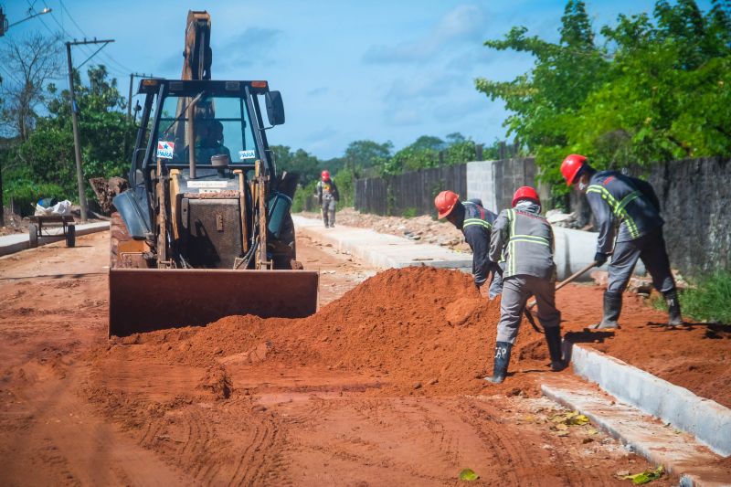 Rua Jardim ProvidÃªncia, no bairro de Ãguas Lindas, passa por obras de criaÃ§Ã£o de galeria de saneamento bÃ¡sico, macrodrenagem e asfaltamento <div class='credito_fotos'>Foto: Pedro Guerreiro / Ag. Pará   |   <a href='/midias/2021/originais/8654_1e986f36-714f-1399-5f17-99804c486151.jpg' download><i class='fa-solid fa-download'></i> Download</a></div>