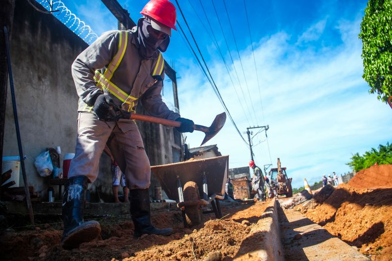 Rua Jardim ProvidÃªncia, no bairro de Ãguas Lindas, passa por obras de criaÃ§Ã£o de galeria de saneamento bÃ¡sico, macrodrenagem e asfaltamento <div class='credito_fotos'>Foto: Pedro Guerreiro / Ag. Pará   |   <a href='/midias/2021/originais/8654_1ead051f-16bb-4656-87a0-30641640d422.jpg' download><i class='fa-solid fa-download'></i> Download</a></div>