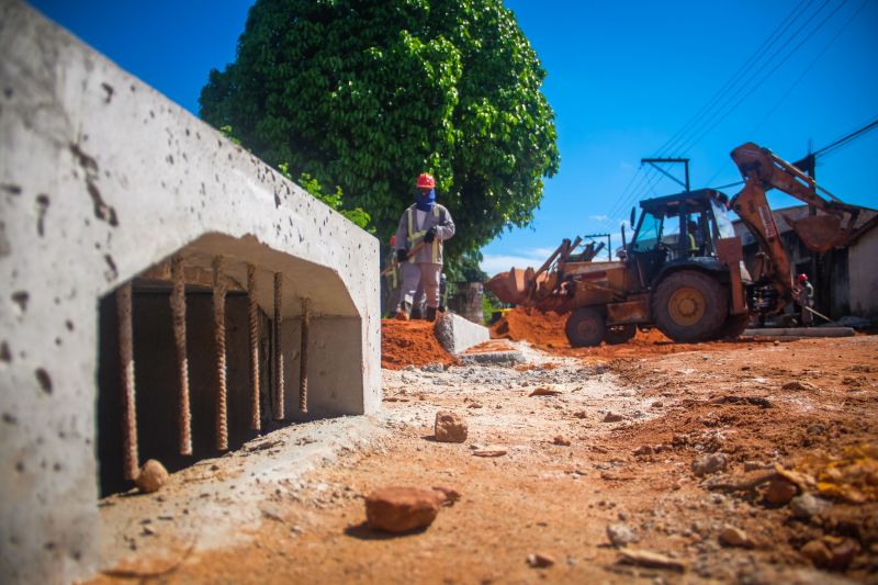 Rua Jardim ProvidÃªncia, no bairro de Ãguas Lindas, passa por obras de criaÃ§Ã£o de galeria de saneamento bÃ¡sico, macrodrenagem e asfaltamento <div class='credito_fotos'>Foto: Pedro Guerreiro / Ag. Pará   |   <a href='/midias/2021/originais/8654_25dcca79-c3d4-a1c1-419e-cae8bbb120c1.jpg' download><i class='fa-solid fa-download'></i> Download</a></div>