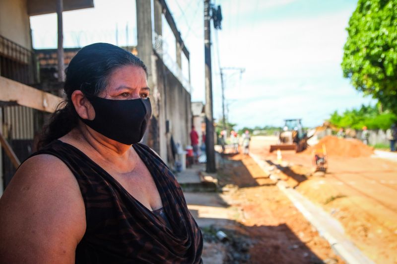 Rua Jardim ProvidÃªncia, no bairro de Ãguas Lindas, passa por obras de criaÃ§Ã£o de galeria de saneamento bÃ¡sico, macrodrenagem e asfaltamento. 
Na foto: Rosana Cardoso, moradora.
 <div class='credito_fotos'>Foto: Pedro Guerreiro / Ag. Pará   |   <a href='/midias/2021/originais/8654_4fa6dbc0-dc04-e25b-b51c-24b670910977.jpg' download><i class='fa-solid fa-download'></i> Download</a></div>