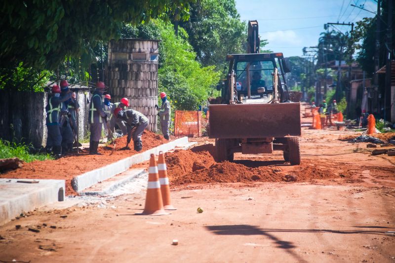 Rua Jardim ProvidÃªncia, no bairro de Ãguas Lindas, passa por obras de criaÃ§Ã£o de galeria de saneamento bÃ¡sico, macrodrenagem e asfaltamento <div class='credito_fotos'>Foto: Pedro Guerreiro / Ag. Pará   |   <a href='/midias/2021/originais/8654_55f2cdfb-adf1-9271-e41b-72991c4afc45.jpg' download><i class='fa-solid fa-download'></i> Download</a></div>