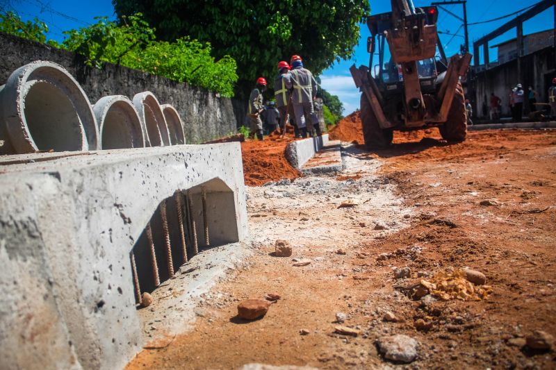 Rua Jardim ProvidÃªncia, no bairro de Ãguas Lindas, passa por obras de criaÃ§Ã£o de galeria de saneamento bÃ¡sico, macrodrenagem e asfaltamento <div class='credito_fotos'>Foto: Pedro Guerreiro / Ag. Pará   |   <a href='/midias/2021/originais/8654_5e2296a1-b7cf-e646-d8a7-60ffd552d151.jpg' download><i class='fa-solid fa-download'></i> Download</a></div>