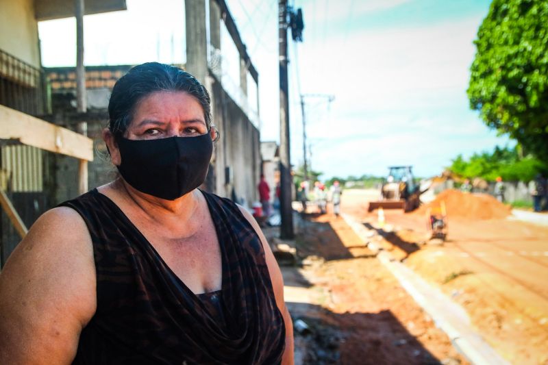 Rua Jardim ProvidÃªncia, no bairro de Ãguas Lindas, passa por obras de criaÃ§Ã£o de galeria de saneamento bÃ¡sico, macrodrenagem e asfaltamento. 
Na foto: Rosana Cardoso, moradora.
 <div class='credito_fotos'>Foto: Pedro Guerreiro / Ag. Pará   |   <a href='/midias/2021/originais/8654_73be22ba-fd1b-2703-242c-3cf03ceb9f10.jpg' download><i class='fa-solid fa-download'></i> Download</a></div>