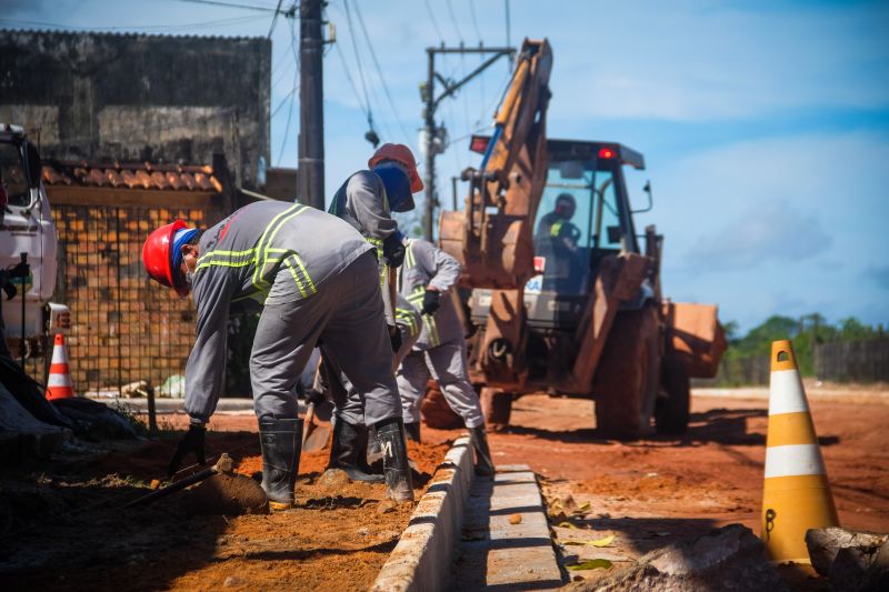 Rua Jardim ProvidÃªncia, no bairro de Ãguas Lindas, passa por obras de criaÃ§Ã£o de galeria de saneamento bÃ¡sico, macrodrenagem e asfaltamento <div class='credito_fotos'>Foto: Pedro Guerreiro / Ag. Pará   |   <a href='/midias/2021/originais/8654_8c4f2980-9664-3496-94a4-f8eedcc2f207.jpg' download><i class='fa-solid fa-download'></i> Download</a></div>