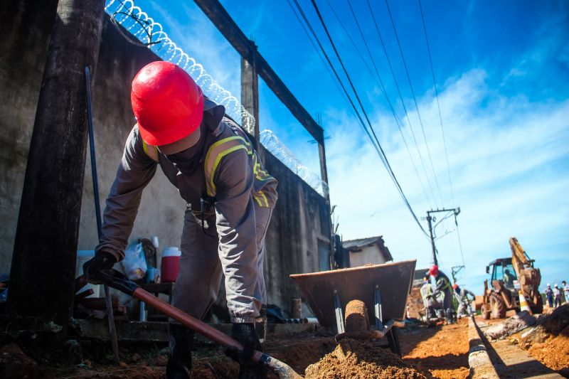 Rua Jardim ProvidÃªncia, no bairro de Ãguas Lindas, passa por obras de criaÃ§Ã£o de galeria de saneamento bÃ¡sico, macrodrenagem e asfaltamento <div class='credito_fotos'>Foto: Pedro Guerreiro / Ag. Pará   |   <a href='/midias/2021/originais/8654_8e7f8ec0-8c5c-8a67-e865-826e51255860.jpg' download><i class='fa-solid fa-download'></i> Download</a></div>