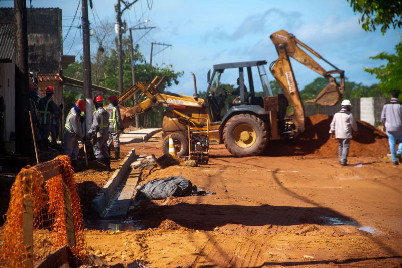 Rua Jardim ProvidÃªncia, no bairro de Ãguas Lindas, passa por obras de criaÃ§Ã£o de galeria de saneamento bÃ¡sico, macrodrenagem e asfaltamento <div class='credito_fotos'>Foto: Pedro Guerreiro / Ag. Pará   |   <a href='/midias/2021/originais/8654_96f3d708-7dcf-7dd8-6929-ae0064582ec4.jpg' download><i class='fa-solid fa-download'></i> Download</a></div>