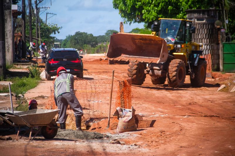 Rua Jardim ProvidÃªncia, no bairro de Ãguas Lindas, passa por obras de criaÃ§Ã£o de galeria de saneamento bÃ¡sico, macrodrenagem e asfaltamento <div class='credito_fotos'>Foto: Pedro Guerreiro / Ag. Pará   |   <a href='/midias/2021/originais/8654_b28b58f4-6ec6-0b0e-b4e6-9cafee11c44b.jpg' download><i class='fa-solid fa-download'></i> Download</a></div>