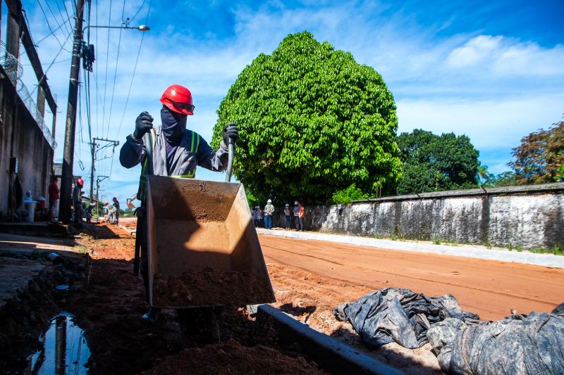 Rua Jardim ProvidÃªncia, no bairro de Ãguas Lindas, passa por obras de criaÃ§Ã£o de galeria de saneamento bÃ¡sico, macrodrenagem e asfaltamento <div class='credito_fotos'>Foto: Pedro Guerreiro / Ag. Pará   |   <a href='/midias/2021/originais/8654_b8bd71a1-e96f-76a6-3d32-d32b260f8072.jpg' download><i class='fa-solid fa-download'></i> Download</a></div>