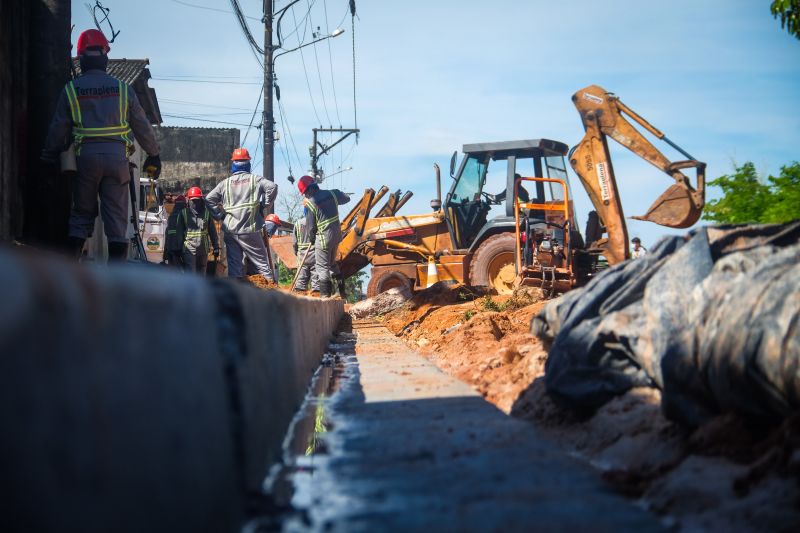 Rua Jardim ProvidÃªncia, no bairro de Ãguas Lindas, passa por obras de criaÃ§Ã£o de galeria de saneamento bÃ¡sico, macrodrenagem e asfaltamento <div class='credito_fotos'>Foto: Pedro Guerreiro / Ag. Pará   |   <a href='/midias/2021/originais/8654_ecdf1f34-91d4-4ee7-f080-683779bc5643.jpg' download><i class='fa-solid fa-download'></i> Download</a></div>