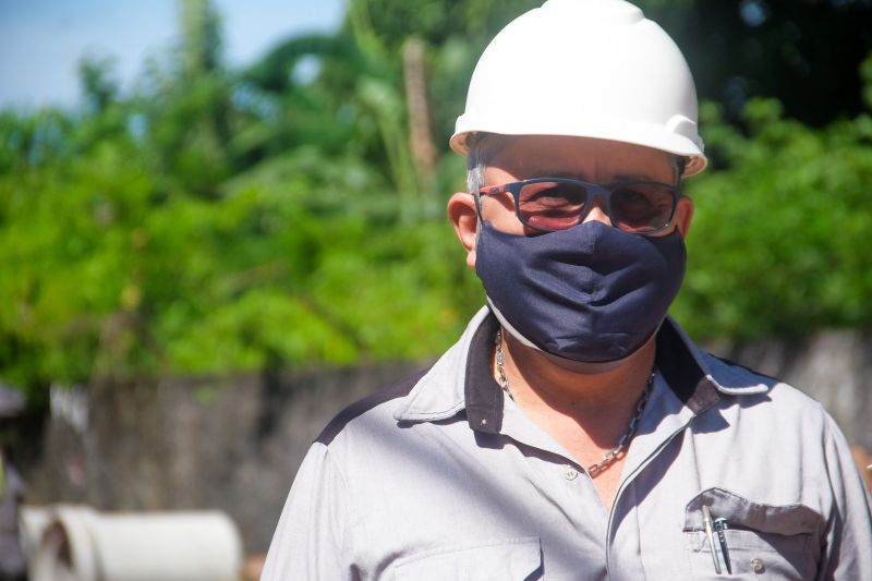 Rua Jardim ProvidÃªncia, no bairro de Ãguas Lindas, passa por obras de criaÃ§Ã£o de galeria de saneamento bÃ¡sico, macrodrenagem e asfaltamento. 
Na foto: Edemir BeltrÃ£o, engenheiro responsÃ¡vel pelo contrato <div class='credito_fotos'>Foto: Pedro Guerreiro / Ag. Pará   |   <a href='/midias/2021/originais/8654_fe6677d3-91ba-05b6-0d89-b6495df57ee4.jpg' download><i class='fa-solid fa-download'></i> Download</a></div>