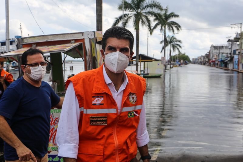 O governador Helder Barbalho entregou, nesta segunda-feira (24), um total de 2.804 cestas com alimentos para famÃ­lias impactadas com a cheia do Rio Trombetas que castiga a populaÃ§Ã£o ribeirinha de OriximinÃ¡, municÃ­pio localizado na RegiÃ£o Oeste do Estado. <div class='credito_fotos'>Foto: Bruno Cecim / Ag.Pará   |   <a href='/midias/2021/originais/8656_48b9d1b9-8cde-9c3b-1041-0b888b874485.jpg' download><i class='fa-solid fa-download'></i> Download</a></div>