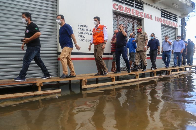 O governador Helder Barbalho entregou, nesta segunda-feira (24), um total de 2.804 cestas com alimentos para famÃ­lias impactadas com a cheia do Rio Trombetas que castiga a populaÃ§Ã£o ribeirinha de OriximinÃ¡, municÃ­pio localizado na RegiÃ£o Oeste do Estado. <div class='credito_fotos'>Foto: Bruno Cecim / Ag.Pará   |   <a href='/midias/2021/originais/8656_c2ee1f2e-ae41-27e5-f790-5a65d9f039ae.jpg' download><i class='fa-solid fa-download'></i> Download</a></div>