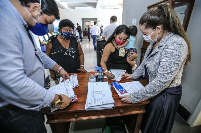 27 famílias que tiveram as residências atingidas pela força do vento, foram contempladas pelo "Sua Casa". O programa do governo do Estado concede até R$ 21 mil para construção, reconstrução e ampliação de casas de famílias carentes. A entrega foi realizada pela Primeira Dama do Estado, Daniela Barbalho e pelo presidente da Companhia de Habitação do Pará (Cohab), Orlando Reis, no Palácio dos Despachos.

FOTO: JADER PAES/AGENCIA PARÁ <div class='credito_fotos'>Foto: Jader Paes / Agência Pará   |   <a href='/midias/2021/originais/8661_05f28ce6-25ab-22b3-2113-11dc11789f4b.jpg' download><i class='fa-solid fa-download'></i> Download</a></div>