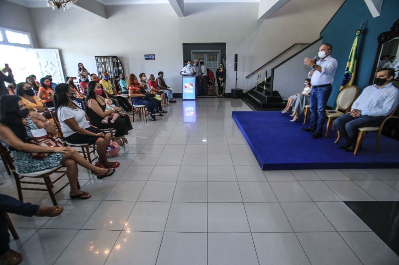 27 famílias que tiveram as residências atingidas pela força do vento, foram contempladas pelo "Sua Casa". O programa do governo do Estado concede até R$ 21 mil para construção, reconstrução e ampliação de casas de famílias carentes. A entrega foi realizada pela Primeira Dama do Estado, Daniela Barbalho e pelo presidente da Companhia de Habitação do Pará (Cohab), Orlando Reis, no Palácio dos Despachos.

FOTO: JADER PAES/AGENCIA PARÁ <div class='credito_fotos'>Foto: Jader Paes / Agência Pará   |   <a href='/midias/2021/originais/8661_13ac45af-52f3-ca6e-8f74-29803d7a5184.jpg' download><i class='fa-solid fa-download'></i> Download</a></div>