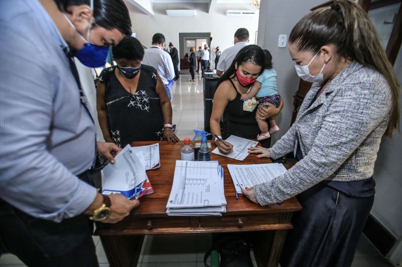 27 famílias que tiveram as residências atingidas pela força do vento, foram contempladas pelo "Sua Casa". O programa do governo do Estado concede até R$ 21 mil para construção, reconstrução e ampliação de casas de famílias carentes. A entrega foi realizada pela Primeira Dama do Estado, Daniela Barbalho e pelo presidente da Companhia de Habitação do Pará (Cohab), Orlando Reis, no Palácio dos Despachos.

FOTO: JADER PAES/AGENCIA PARÁ <div class='credito_fotos'>Foto: Jader Paes / Agência Pará   |   <a href='/midias/2021/originais/8661_46cc5a95-433a-5df1-b615-e45050c9fc60.jpg' download><i class='fa-solid fa-download'></i> Download</a></div>