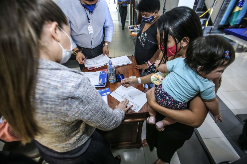 27 famílias que tiveram as residências atingidas pela força do vento, foram contempladas pelo "Sua Casa". O programa do governo do Estado concede até R$ 21 mil para construção, reconstrução e ampliação de casas de famílias carentes. A entrega foi realizada pela Primeira Dama do Estado, Daniela Barbalho e pelo presidente da Companhia de Habitação do Pará (Cohab), Orlando Reis, no Palácio dos Despachos.

FOTO: JADER PAES/AGENCIA PARÁ <div class='credito_fotos'>Foto: Jader Paes / Agência Pará   |   <a href='/midias/2021/originais/8661_9e342dcf-0958-0a9a-d647-b2b458c58300.jpg' download><i class='fa-solid fa-download'></i> Download</a></div>