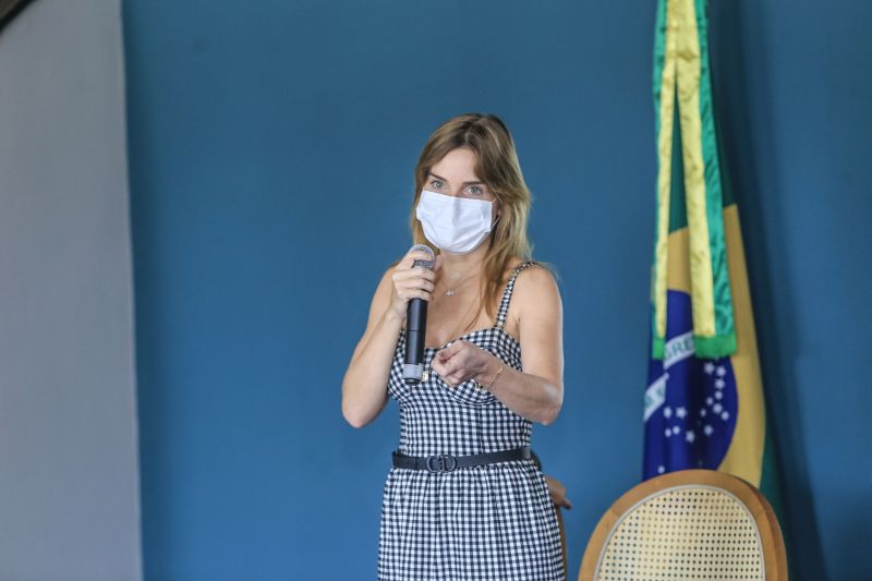 27 famílias que tiveram as residências atingidas pela força do vento, foram contempladas pelo "Sua Casa". O programa do governo do Estado concede até R$ 21 mil para construção, reconstrução e ampliação de casas de famílias carentes. A entrega foi realizada pela Primeira Dama do Estado, Daniela Barbalho e pelo presidente da Companhia de Habitação do Pará (Cohab), Orlando Reis, no Palácio dos Despachos.

FOTO: JADER PAES/AGENCIA PARÁ <div class='credito_fotos'>Foto: Jader Paes / Agência Pará   |   <a href='/midias/2021/originais/8661_c6433c6c-548a-2be1-c13b-be9b7455a953.jpg' download><i class='fa-solid fa-download'></i> Download</a></div>