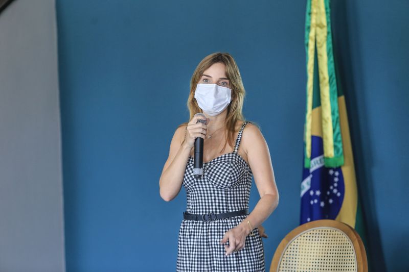 27 famílias que tiveram as residências atingidas pela força do vento, foram contempladas pelo "Sua Casa". O programa do governo do Estado concede até R$ 21 mil para construção, reconstrução e ampliação de casas de famílias carentes. A entrega foi realizada pela Primeira Dama do Estado, Daniela Barbalho e pelo presidente da Companhia de Habitação do Pará (Cohab), Orlando Reis, no Palácio dos Despachos.

FOTO: JADER PAES/AGENCIA PARÁ <div class='credito_fotos'>Foto: Jader Paes / Agência Pará   |   <a href='/midias/2021/originais/8661_d307771a-fe8e-7b27-5c64-f089e75d54fc.jpg' download><i class='fa-solid fa-download'></i> Download</a></div>