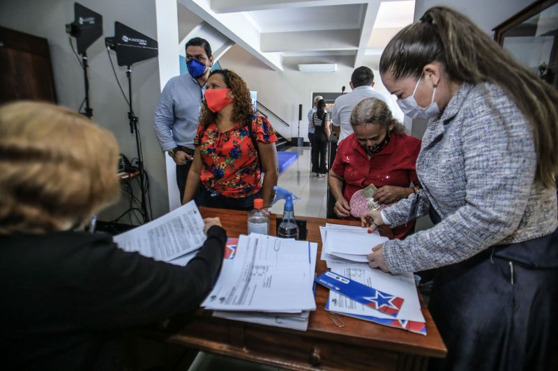 27 famílias que tiveram as residências atingidas pela força do vento, foram contempladas pelo "Sua Casa". O programa do governo do Estado concede até R$ 21 mil para construção, reconstrução e ampliação de casas de famílias carentes. A entrega foi realizada pela Primeira Dama do Estado, Daniela Barbalho e pelo presidente da Companhia de Habitação do Pará (Cohab), Orlando Reis, no Palácio dos Despachos.

FOTO: JADER PAES/AGENCIA PARÁ <div class='credito_fotos'>Foto: Jader Paes / Agência Pará   |   <a href='/midias/2021/originais/8661_d90278b2-fe4a-ab60-5746-050a606a4d89.jpg' download><i class='fa-solid fa-download'></i> Download</a></div>