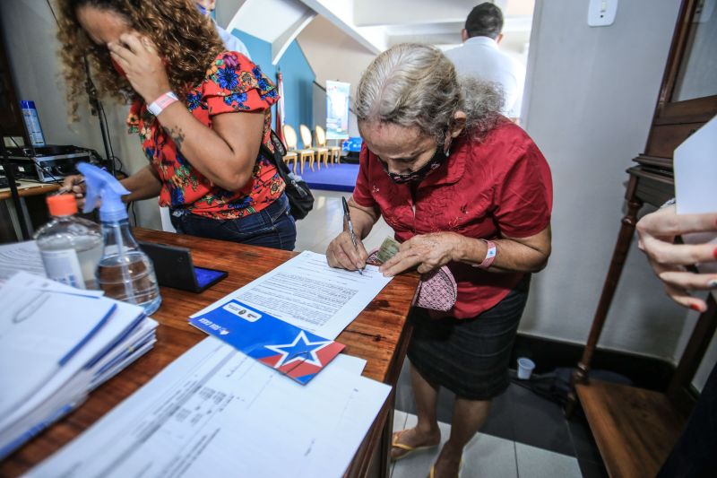 27 famílias que tiveram as residências atingidas pela força do vento, foram contempladas pelo "Sua Casa". O programa do governo do Estado concede até R$ 21 mil para construção, reconstrução e ampliação de casas de famílias carentes. A entrega foi realizada pela Primeira Dama do Estado, Daniela Barbalho e pelo presidente da Companhia de Habitação do Pará (Cohab), Orlando Reis, no Palácio dos Despachos.

FOTO: JADER PAES/AGENCIA PARÁ <div class='credito_fotos'>Foto: Jader Paes / Agência Pará   |   <a href='/midias/2021/originais/8661_e66ba9df-9729-444b-bde1-4ba922a9bdfa.jpg' download><i class='fa-solid fa-download'></i> Download</a></div>