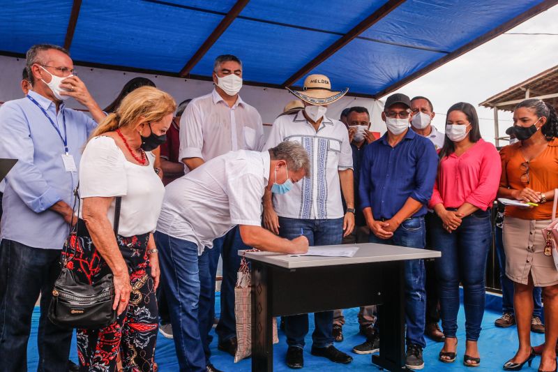 Ato de Assinatura de Convênio para Pavimentação de 7 km de Asfalto em Santa Cruz do Arari Fotos Marco Santos/AGPARÁ <div class='credito_fotos'>Foto: Marco Santos / Ag. Pará   |   <a href='/midias/2021/originais/8667_033ee734-e5de-1715-031c-a3ace9fc6627.jpg' download><i class='fa-solid fa-download'></i> Download</a></div>