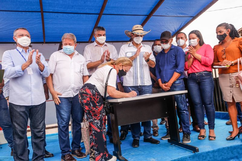 Ato de Assinatura de Convênio para Pavimentação de 7 km de Asfalto em Santa Cruz do Arari Fotos Marco Santos/AGPARÁ <div class='credito_fotos'>Foto: Marco Santos / Ag. Pará   |   <a href='/midias/2021/originais/8667_327ddee5-576c-5c2b-20f1-5b2a960a09b2.jpg' download><i class='fa-solid fa-download'></i> Download</a></div>