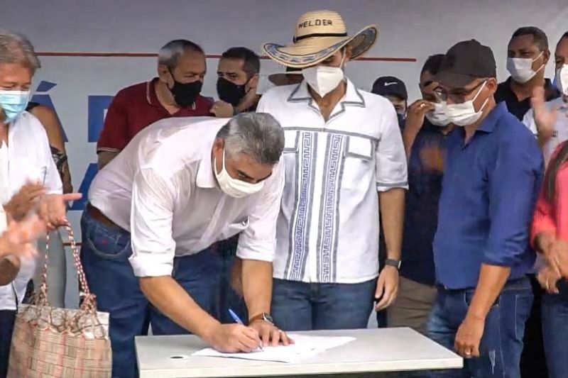 Ato de Assinatura de Convênio para Pavimentação de 7 km de Asfalto em Santa Cruz do Arari Fotos Marco Santos/AGPARÁ <div class='credito_fotos'>Foto: Marco Santos / Ag. Pará   |   <a href='/midias/2021/originais/8667_3751f581-409f-6898-8a0f-fd258d43818b.jpg' download><i class='fa-solid fa-download'></i> Download</a></div>