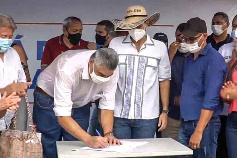 Ato de Assinatura de Convênio para Pavimentação de 7 km de Asfalto em Santa Cruz do Arari Fotos Marco Santos/AGPARÁ <div class='credito_fotos'>Foto: Marco Santos / Ag. Pará   |   <a href='/midias/2021/originais/8667_eebc5670-8dc3-4de5-f7a4-8aec13bf99a7.jpg' download><i class='fa-solid fa-download'></i> Download</a></div>