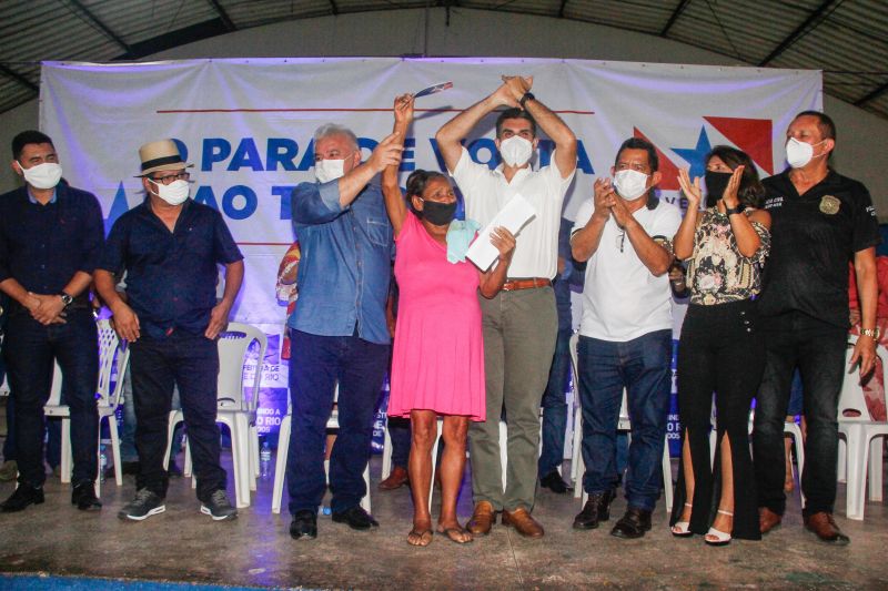 Com objetivo de reduzir o dÃ©ficit habitacional no municÃ­pio de MÃ£e do Rio, no nordeste paraense, o Governo do Estado, por meio da Companhia de HabitaÃ§Ã£o do ParÃ¡ (Cohab), concedeu o benefÃ­cio Sua Casa para 83 famÃ­lias da cidade. O programa habitacional estadual, que oferece atÃ© R$ 21 mil para construÃ§Ã£o, reconstruÃ§Ã£o e ampliaÃ§Ã£o de lares, foi entregue pelo governador Helder Barbalho, durante agenda no municÃ­pio na noite desta sexta-feira (28). <div class='credito_fotos'>Foto: Marcelo Seabra / Ag. Pará   |   <a href='/midias/2021/originais/8672_306f96dd-b7a3-1877-6b9f-f65109d1740b.jpg' download><i class='fa-solid fa-download'></i> Download</a></div>