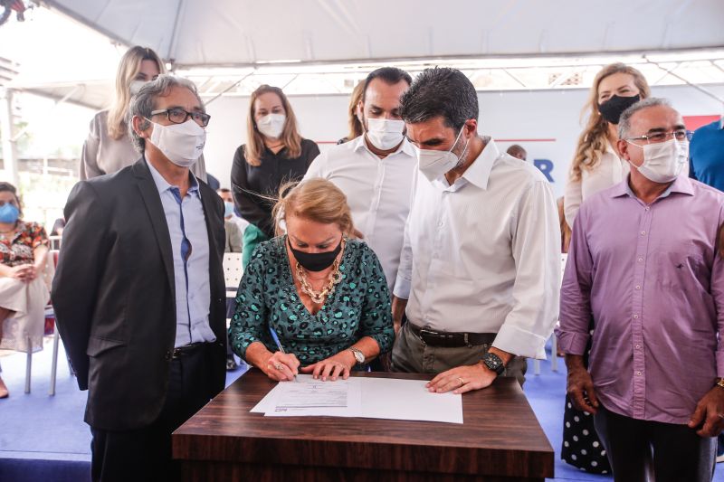 O governador Helder Barbalho assinou, na manhÃ£ desta segunda-feira (7), a ordem de serviÃ§o que autoriza o inÃ­cio das obras de construÃ§Ã£o do primeiro hospital pÃºblico exclusivamente voltado para o atendimento de mulheres no ParÃ¡. Localizado na avenida Gentil Bittencourt, nÂº 2175, no bairro de SÃ£o BrÃ¡s, o Hospital PÃºblico da Mulher Senhora de NazarÃ© serÃ¡ uma unidade hospitalar com 120 leitos e atenÃ§Ã£o Ã  saÃºde exclusivamente para a populaÃ§Ã£o feminina paraense. <div class='credito_fotos'>Foto: Marco Santos / Ag. Pará   |   <a href='/midias/2021/originais/8688_4e42aed6-5889-2881-a16e-91c45e8fe9ea.jpg' download><i class='fa-solid fa-download'></i> Download</a></div>