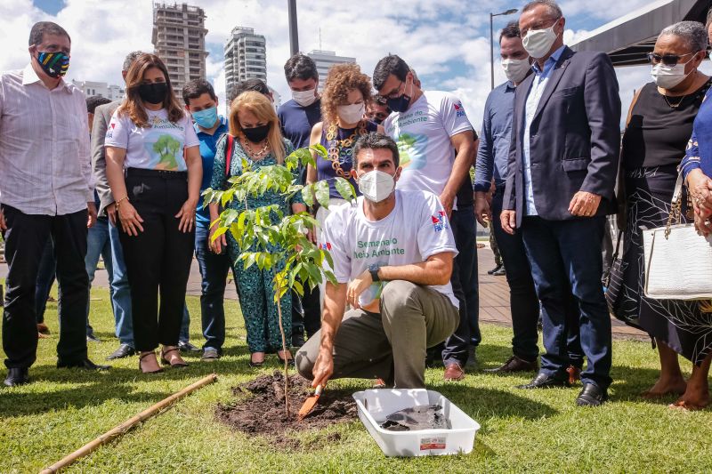 O Governador Helder Barbalho assumiu o compromisso de implementar a Carta da Terra e os Objetivos para o Desenvolvimento SustentÃ¡vel (ODS) no territÃ³rio paraense durante a abertura da Semana Estadual de Meio Ambiente, nesta segunda-feira (07). O ParÃ¡ Ã© o primeiro Estado do Brasil a oficializar este compromisso desde a concepÃ§Ã£o da Carta. O evento tambÃ©m foi marcado pelo plantio de 25 mudas de madeiras nobres da regiÃ£o, ipÃª-amarelo, ipÃª-roxo e pau-preto, no Porto Futuro, em BelÃ©m.Â  <div class='credito_fotos'>Foto: Marco Santos / Ag. Pará   |   <a href='/midias/2021/originais/8689_075d1627-a3e7-09b3-86a7-dd3e6aa8c869.jpg' download><i class='fa-solid fa-download'></i> Download</a></div>